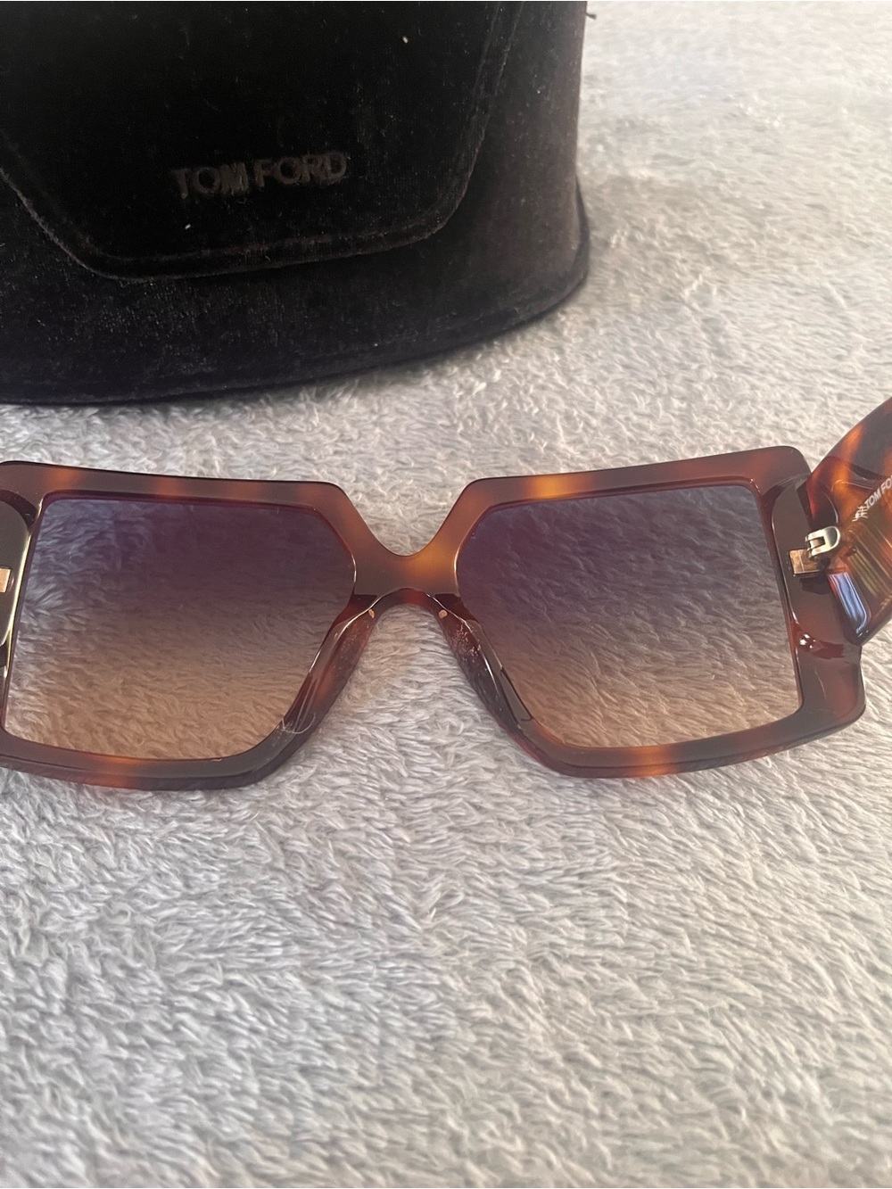 Tom Ford “Quinn” Oversized Sunglasses in Tortoiseshell Brown with Gold T Accents - Picture 4 of 6